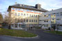 Öffentliches Landeskrankenhaus Natters, In der Stille 20, Zugangsbereich und Außenanlagen, heute zusammen mit Hochzirl eines der Standorte der Tirol Kliniken. Digitalphoto; © Johann G. Mairhofer 2012.  Inv.-Nr. 1DSC05459