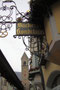 Als Nasenschild ausgeführtes schmiedeeisernes Handwerkerschild der Bäckerei Konditorei Cafe Häusler KG, Neustadt 11 in Sterzing, Bez.gem. Wipptal, Auton. Prov. Bozen-Südtirol. Digitalphoto, © Johann G. Mairhofer 2019.  Inv.-Nr. 2DSC07322