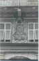 Madonnenrelief über dem Portal vom Palais Trapp (bis 1804 im Besitz der Wolkenstein) in Innsbruck, Maria-Theresien-Straße 38. Gelatinesilberabzug 9 x 14 cm; Verlag A(lfred). Stockhammer, Hall i.T. 1919.  Inv.-Nr. vu914gs00481