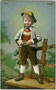 Knabe in sog. Alpbachtaler Tracht nach Vorbild der historischen Schützenmontur. Chromolithographie 9 x 14 cm; Impressum: Verlag Ernst Schmid, Innsbruck um 1905.  Inv.-Nr. vu914clg00043