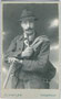 Junger Herr mit Bergseil und Eispickel im Photoatelier. Gelatinesilberabzug 10,5 x 6,5 cm (Visit-Format). Impressum: E(?). v(on). Vintler, Bürgerstraße 13, Innsbruck um 1900.  Inv.-Nr. vuVIS-00073