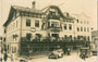 Gasthof "zum Bären" in St. Johann in Tirol, Bezirk Kitzbühel, Tirol; am Vorplatz ein Automobil der Marke Chrysler, Baujahr 1930. Gelatinesilberabzug 9 x 14 cm ohne Impressum.  Inv.-Nr. vu914gs01109
