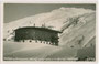 Hotel „Hochfirst“, erbaut 1934 nach Plänen von Arch. Franz Baumann in Obergurgl, Gemeinde Sölden. Gelatinesilberabzug 9 x 14 cm; Impressum: Much Heiss Alpiner Kunstverlag, Innsbruck wohl 1934.  Inv.-Nr. vu914gs00255