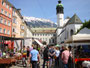 Allwöchentlich am Samstag abgehaltener Antikmarkt, betrieben von Antiquitätenhändlern am sog. Franziskanerplatz (eigentlich ein Abschnitt vom Burggraben) in Innsbruck. Digitalphoto; © Johann G. Mairhofer 2012.  Inv.-Nr. 1DSC03369