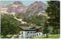 Postgasthof im Fischleintal gegen Dreischusterspitze und Gsellknoten in den Sextener Dolomiten, Gemeinde Sexten im Oberpustertal, um 1910. Photochromdruck 9x14cm, postalisch gelaufen 1913; Josef Werth, Olang.  Inv.-Nr. vu914pcd00136