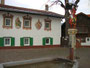 St.-Florian-Brunnen beim Haus Pradler Straße Nr. 10 (im Hintergrund) Ecke Egerdachstraße in Pradl, Stadtgemeinde Innsbruck. Digitalphoto; © Johann G. Mairhofer 2014.  Inv.-Nr. 2DSC01630