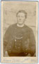   Junger Mann mit kurzer Joppe, Wams und Uhrkette. Albuminabzug 6,5 x 10,8 cm, Prä-  gedruck und Schrägschnitt silberfarben (Visitformat); Impressum: Johann Stöckl, Fass-  maler und Fotograf, Itter Bezirk Kitzbühel, Tirol um 1900. Inv.-Nr. vuVIS-00100