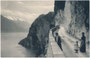 Dame - wohl Gattin des Photographen - mit Kind und Gouvernante bei einem Halt im Rahmen eines Ausflugs auf der Ponalestraße in Riva am Gardasee. Lichtdruck 9 x 14 cm ohne Impressum, um 1900.  Inv.-Nr. vu914ld00309