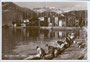 Wäscherinnen entlang einer Hafenmole von Torbole (heute Nago-Torbole) am Gardasee, Provincia di Trento. Gelatinesilberabzug 10 x 15 cm; Verlag De Lucia, Brescia; postalisch befördert 1938.  Inv.-Nr. vu105gs00016