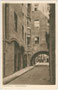 Haus aus dem Mittelalter der Vögte von Matsch im Vinschgau in der Schlossergasse 3 und der Sarntheinbogen vom Kolbenturm in der Innsbrucker Altstadt. Heliogravüre 9 x 14 cm; Mayrische Buchhandlung, Salzburg um 1910.  Inv.-Nr. vu914hg00033