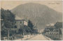 Viale Dante in der ehem. Bezirkshauptstadt Tione (1868-1919), heute Sitz der Comunità delle Giudicarie (dt. Judikarien), Provincia di Trento. Lichtdruck 9 x 14 cm; Impressum: Massimiliano Marchetto, Trento 1912. Inv.-Nr. vu914ld00352