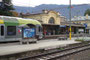 Triebwagen der STA (Südtiroler Transportstrukturen AG) im Bahnhof von Meran, errichtet im Jugendstil nach Plänen von Konstantin Ritter von Chabert und 1906 eingeweiht. Digitalphoto; © Johann G. Mairhofer 2016. 2DSC05474