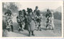 "Bearschtl laufen Kinder in Breitenbach" (rückseitig handschriftl. bezeichnet) - Perchtenlauf der Schulbuben von Breitenbach am Inn, Bzk. Kufstein, Tirol. Gelatinesilberabzug 9 x 14 cm ohne Urhebernachweis um 1955.  Inv. Nr. vu914gs00213
