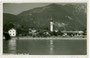 Dorfzentrum von Breitenbach am Inn mit Pfarrkirche zum Hl. Petrus vor dem Pendlingzug in den östlichen Brandenberger Alpen. Gelatinesilberabzug 9 x 14 cm; Impressum: Ebner, Innsbruck um 1940.  Inv.-Nr. vu914gs00086