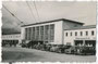 Personenkraftwagen vor zweitem Hauptbahnhof am Südtiroler Platz in Innsbruck im Eröffnungsjahr 1956 (für den heutigen Gebäudekomplex 2004 geschleift worden). Gelatinesilberabzug ca. 5 x 7,5 cm (Amateuraufnahme).  Inv.-Nr. vu609gs00035