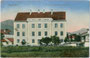 Kasernengebäude des II. Bataillons k.u.k. Infanterieregiment Nr. 36 in Niederdorf, Gbz. Welsberg, Bzk. Bruneck, Gefürst. Grafsch. Tirol (heute Südtirol). Farblichtdruck 9 x 14 cm; Verlag Wilhelm Püsche, Kantineur, Niederdorf um 1910.  Inv.-Nr. vu914fld000