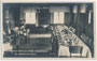 Getäfelter Speisesaal – wohl für ein Festmahl eingedeckt - im Gasthof "zur Post" des Bernhard Moll in Elbigenalp, Bezirk Reutte, Tirol. Gelatinesilberabzug 9 x 14 cm; Photo: Max Weiss, Wien VIII., Albertgasse 1 um 1925.  Inv.-Nr. vu914gs01236