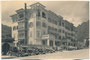 Personenkraftwagen von Gästen des Hotel "Bellevue" in Cortina d'Ampezzo, Provinz Belluno (bis 1919 Bzk. Ampezzo, Gefürst. Grafsch. Tirol). Gelatinesilberabzug 9 x 14 cm; Verlag Ghedina, Cortina um 1935.  Inv.-Nr. vu105gs00111