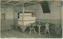 Stube mit Kachelofen in einem Bauernhaus in Stafflach, Gemeinde Steinach am Brenner, Gbz. Steinach (ab 1977 Gbz. Innsbruck), Bzk. Innsbruck-Land. Gelatinesilberabzug 9 x 14 cm; A(lfred). Stockhammer, Hall in Tirol 1915.  Inv.-Nr. vu914gs00808