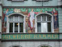 Rechtes Mosaikfries: Frächter, Kaufmann, Allegorie des Kunsthandwerks (Entw.: Alfons Siber, 1860-1920, Tiroler Mosaikanstalt 1906); Tiroler Wirtschaftskammer, Meinhardstraße 14, Innsbruck. Digitalphoto; © Johann G. Mairhofer 2011.  Inv.-Nr. 1DSC01768