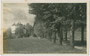 Allee zum Schloss (heute Hotel) Lebenberg in Kitzbühel, Lebenbergstraße 17. Gelatinesilberabzug 9 x 14 cm; Impressum: Alpiner Kunstverlag Wilhelm Stempfle, Innsbruck; postalisch befördert 1932.  Inv.-Nr. vu914gs00517