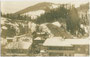Mühltal, Gemeinde Wildschönau, Bezirk Kufstein, Tirol zur Schneeschmelze. Gelatinesilberabzug 9 x 14 cm; Aufnahme und Verlag: R(udolf). Berger, Wörgl um 1910.  Inv.-Nr. vu914gs00318