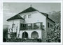 Mehrgenerationenhaus „Lanzin“ mit architektonischen Zitaten des Überetscher Stils in St. Michael-Eppan, Bahnhofstr. 77, Provinz Bozen (Südtirol). Gelatinesilberabzug 10 x 15 cm ohne Impressum, postalisch befördert 1963.  Inv.-Nr. vu105gs00104
