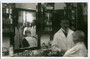 Friseursalon um 1930. Gelatinesilberabzug 9 x 14 cm; Photographie "Tirol" Julius WERNER, Innsbruck – Pertisau (Gemeinde Eben) und Hotel Scholastika am Achensee, Bzk. Schwaz, Tirol.  Inv.-Nr. vu914gs00073