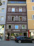 Sgraffito am Haus Graben Nr. 8, dem ehem. Stammsitz der Kunstweberei FRANZ (heute Michael Pacher Straße 9) in Bruneck, Bezirksgemeinschaft Pustertal, Autonome Provinz Bozen-Südtirol. Digitalphoto © Johann G. Mairhofer 2016.  Inv.-Nr. 2DSC05208