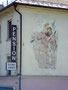 Fresko mit Abbildung des Hl. Christophorus an der dem Sillufer zugewandten Fassade des „Bistro's Bed & Breakfast“ (früher: Gasthof zur Brücke) in Pradl, Stadtgemeinde Innsbruck, Pradler Straße 2. Digitalphoto; © Johann G. Mairhofer.  Inv.-Nr. 1DSC04135