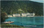 Hotelkomplex "Scholastika" am Achensee, Tirol vor dem Brand von 1913 mit Wirtschaftsgebäude, Altbau, Kapelle, Strandcafé, Grand Hotel und Anlegestelle. Farblichtdruck 9 x 14 cm; Impressum: L. Landes, Tegernsee um 1910.  Inv.-Nr. vu914fld00066