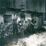 Holz hacken beim Hof Unteranger (lokal genannt „beim Schuaster“) in Brandenberg, Bezirk Kufstein, Tirol. Gelatinesilberabzug ca. 6 x 6 cm; Amateuraufnahme um 1945. Familienarchiv Mairhofer, Wörgl, Tirol.
