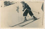 "1. im Slalom in Kühtai von Skischule Kühtai - Rosmarie Proxauf, Innsbruck, Falkstraße 9". Gelatinesilberabzug 9 x 14 cm; kein Impressum, um 1930.  Inv.-Nr. vu914gs00235