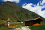 Bildstock und Almhütte im Oberbergtal - bei Milders, Gemeinde Neustift links abzweigendes Seitental vom Stubaital, Bzk. Innsbruck-Land, Tirol. Farbdiapositiv 9 x 14 cm; © Johann G. Mairhofer 1989.  Inv.-Nr. dc135scC11H42.1_34