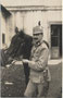 "Stabsführer im k.k. Landsturmbataillon Nr. 164 dzt. Riva a(m)./G(ardasee)." - rückseitig handschriftlich bez. und gestempelt. Aufnahme: C(arlo). Mayer, Riva um 1915. Gelatinesilberabzug 9 x 14 cm. Inv.-Nr.  vu914gs00605