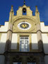 Fassadenturm mit Schuluhr und -glocke der ehemaligen Volksschule, „Gilmschule“ genannt (heute Bank für Tirol und Vorarlberg) in Innsbruck, Innere Stadt Gilmstraße 4. Digitalphoto; © Johann G. Mairhofer 2010.  Inv.-Nr. 1DSC00122