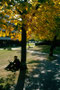 Studium in der Parkanlage am Innufer der ehemaligen Geisteswissenschaftlichen Fakultät an der Franz-Gschnitzer-Promenade in Innsbruck. Farbdiapositiv 24 x 36 mm;  © Johann G. Mairhofer um 1995.  Inv.-Nr. dc135kn0225.01_02