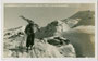 Skiläufer in Knickerbocker (wadenlange Überfallhose mit weiten Beinen) bei der Glungezerhütte im Gemeindegebiet von Tulfes, Bzk. Innsbruck-Land, Tirol. Gelatinesilberabzug 9 x 14 cm; Wilhelm Stempfle, Innsbruck um 1935.  Inv.-Nr. vu914gs00715