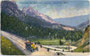 Belgischer Metallurgique der Bauart Phaeton auf der Rollepassstraße-Südrampe in Richtung San Martino di Castrozza, Gde. Siror im Primör und die Palagruppe. Photochromdruck 9 x 14 cm; Joh. F. Amonn, Bozen um 1907.  Inv.-Nr. vu914pcd00087