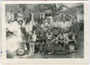 "VIII. Kl(asse). Maiausflug nach Brandenberg 26.V.1929". Wohl Maturaklasse vom Gymnasium Kufstein im Gastgarten vom Gasthof "Ascher" in Brandenberg, Bzk. Kufstein, Tirol. Gelatinesilberabzug 6 x 9 cm (Amateuraufnahme).  Inv.-Nr. vu609gs00020