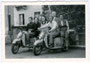 Ausflugsgesellschaft mit Rollern der österreichischen Marke Puch Type 125, Markteinführung 1952. Gelatinesilberabzug 7 x 10 cm, Weißrand, Büttenschnitt (Amateuraufnahme) um 1955.  Inv.-Nr.  vu710gs00001