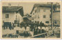 Viehmarkt in Sarnthein, Gemeinde Sarntal (bis 1919 Gerichtsbezirk Sarnthal, Bzk. Bozen). Gelatinesilberabzug 9 x 14 cm; Impressum: Foto Franz Gaensbacher, Sarnthein; Verlag Joh(ann). F(ilibert). Amonn, Bozen 1911.  Inv.-Nr. vu914gs00720