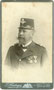 Beamter der K.k. Staatsbahnen in Dienstmontur der Kaiserin-Elisabeth-Bahn, auch Giselabahn (heute: Salzburg-Tiroler-Bahn). Visitphoto ca. 6,5 x 10 cm; Impressum: Leopold Haidinger, Zell am See um 1895.  Inv.-Nr. vuVIS-00076