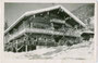 Alpengasthaus "Hagstein" in gleichnamiger Ortschaft am Abhang vom Kitzbüheler Horn. Gelatinesilberabzug 9 x 14 cm; Impressum: Hochalpiner Kunstverlag Sepp Ritzer & Anni Kofler, Innsbruck, Müllerstraße 18/III um 1935.  Inv.-Nr. vu914gs00755