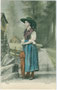 Frauentracht von Mölten auf dem Tschögglberg, Gbz. u. Bzk. Bozen, Gefürst. Grafsch. Tirol (heute Südtirol). Farblichtdruck 9 x 14 cm. Serie "Tiroler Volkstracht – Bauern und Bäuerinnen“ Nr. 46, Hrsg.: Ernst Schmid, Innsbruck 1908.  Inv.-Nr. vu914fld00052