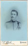 Soldat der k.k. Tiroler Landesschützen mit Schützenschnur. Albuminabzug auf Untersatzkarton 10,6 x 6,8 cm; Aufnahme: E(doardo ed Eduino) Paoli, via Crivelli, Pergine (heute Comunità Alta Valsugana e Bersntol) um 1900.  Inv.-Nr. vuVIS-00044