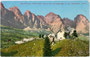 Die Regensburger Hütte mit der GEISLERGRUPPE in den Dolomiten. Photochromdruck 9x14cm; Joh(ann). F(ilibert). Amonn, Bozen um 1910.  Inv.-Nr. vu914pcd00230