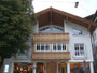 Fassade vom Wohn- und Geschäftshaus Sterzinger Platz Nr. 3 in Kitzbühel, Tirol mit dem Herrenmodegeschäft der Firma Helmut Eder Mode GmbH. Digitalphoto; © Johann G. Mairhofer 2015.  Inv.-Nr. 2DSC03063