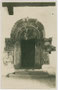 Romanisches Portal der Schlosskapelle St. Pankratius von Schloss Tirol mit Fabelwesen und einer Szene der Kreuzabnahme im Tympanon aus dem 12./13. Jh.  Gelatinesilberabzug 9 x 14 cm; Impressum: Leo Baehrendt, Meran um 1925.  Inv.-Nr. vu914gs00322