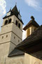 Türme der spätgotischen Ölbergkapelle mit Totenleuchte (Mitte des 15. Jahrhunderts) auf dem alten Friedhof und der Liebfrauenkirche in der Pfarrau, Stadtgemeinde Kitzbühel. Digitalphoto; © Johann G. Mairhofer 2015.  Inv.-Nr. 2DSC02649